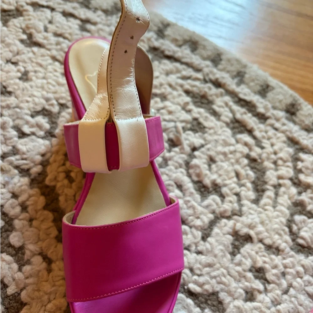 NWOT ITALIAN made fuchsia platform sandal size Euro 40.